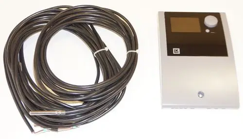Regelgerät von Juratherm mit Display und Einstellknopf, dazu drei schwarze Kabel mit Temperaturfühlern, zusammen auf einem weißen Hintergrund.